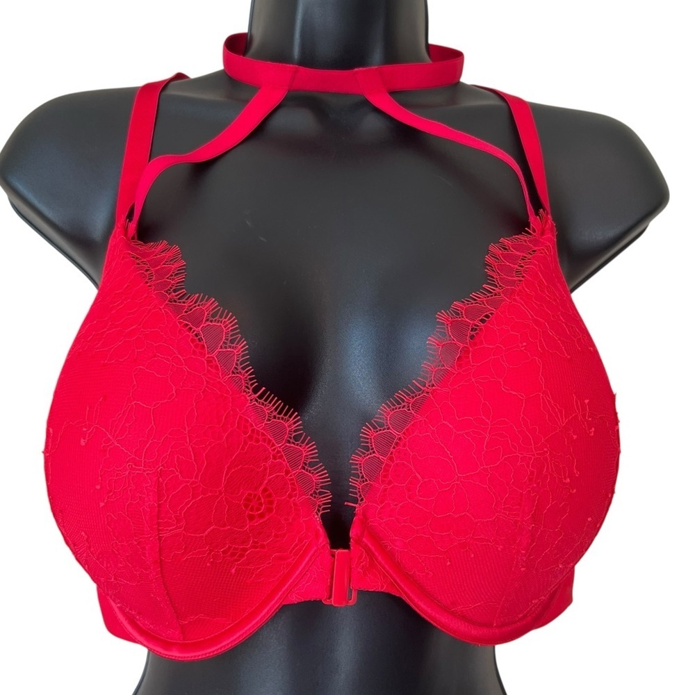 Victorias Secret Very Sexy Lace Plunge Front Closure Bra Size 34DDD
New with tag